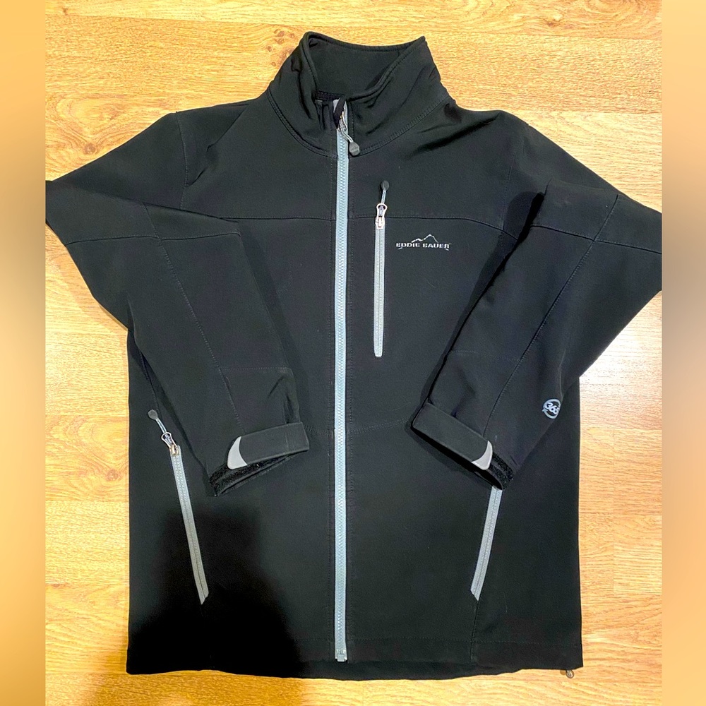 Men’s Small Eddie Bauer Softshell Jacket. 3 zippered pockets. Soft lining